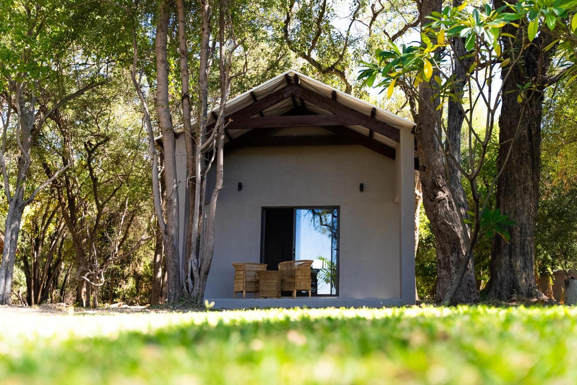 Shakawe River Lodge Exterior photo