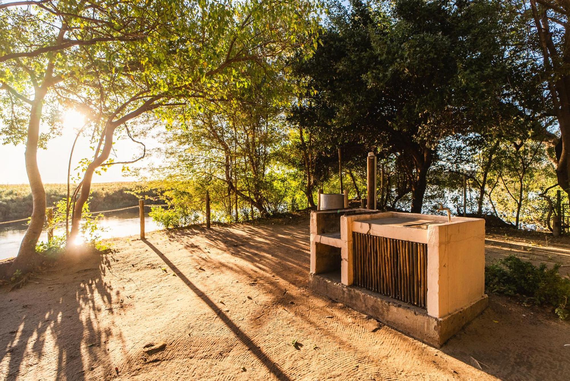 Shakawe River Lodge Exterior photo